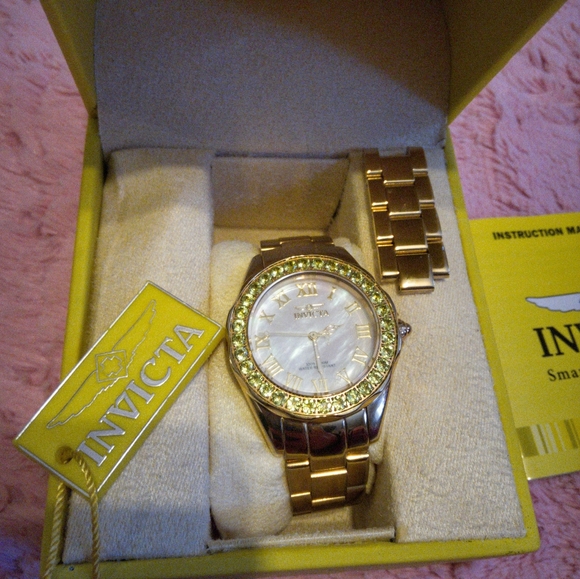 Invicta women's gold watch - Picture 2 of 2